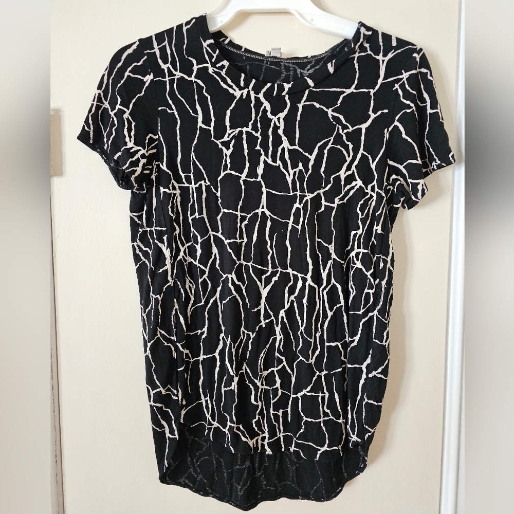 Wilfred Black and White Abstract Short Sleeve Top